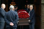 Laren 2 oktober 2013
Kerkdienst naar aanleiding van het overlijden van John de mol sr in de sint Jansbasiliek. Het was enorm druk met vrienden en familie.