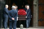 Laren 2 oktober 2013
Kerkdienst naar aanleiding van het overlijden van John de mol sr in de sint Jansbasiliek. Het was enorm druk met vrienden en familie.