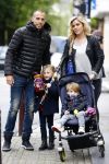 Amsterdam 9 oktober 2013
Johnny Heitinga met zijn vrouw Charlotte Sophie en kinderen Jezebel en Lennos voor het sterrenfonds bij pathe de munt.