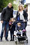 Amsterdam 9 oktober 2013
Johnny Heitinga met zijn vrouw Charlotte Sophie en kinderen Jezebel en Lennos voor het sterrenfonds bij pathe de munt.