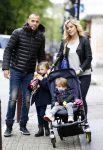 Amsterdam 9 oktober 2013
Johnny Heitinga met zijn vrouw Charlotte Sophie en kinderen Jezebel en Lennos voor het sterrenfonds bij pathe de munt.