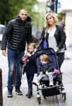 Amsterdam 9 oktober 2013
Johnny Heitinga met zijn vrouw Charlotte Sophie en kinderen Jezebel en Lennos voor het sterrenfonds bij pathe de munt.