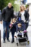 Amsterdam 9 oktober 2013
Johnny Heitinga met zijn vrouw Charlotte Sophie en kinderen Jezebel en Lennos voor het sterrenfonds bij pathe de munt.
