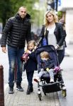 Amsterdam 9 oktober 2013
Johnny Heitinga met zijn vrouw Charlotte Sophie en kinderen Jezebel en Lennos voor het sterrenfonds bij pathe de munt.