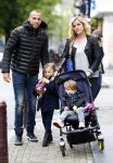 Amsterdam 9 oktober 2013
Johnny Heitinga met zijn vrouw Charlotte Sophie en kinderen Jezebel en Lennos voor het sterrenfonds bij pathe de munt.