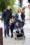 Amsterdam 9 oktober 2013
Johnny Heitinga met zijn vrouw Charlotte Sophie en kinderen Jezebel en Lennos voor het sterrenfonds bij pathe de munt.