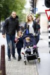 Amsterdam 9 oktober 2013
Johnny Heitinga met zijn vrouw Charlotte Sophie en kinderen Jezebel en Lennos voor het sterrenfonds bij pathe de munt.