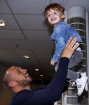 Amsterdam 9 oktober 2013
Johnny Heitinga met zijn vrouw Charlotte Sophie en kinderen Jezebel en Lennos voor het sterrenfonds bij pathe de munt.
