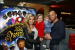 Amsterdam 9 oktober 2013
Johnny Heitinga met zijn vrouw Charlotte Sophie en kinderen Jezebel en Lennos voor het sterrenfonds bij pathe de munt.