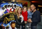 Amsterdam 9 oktober 2013
Johnny Heitinga met zijn vrouw Charlotte Sophie en kinderen Jezebel en Lennos voor het sterrenfonds bij pathe de munt.