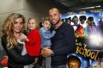 Amsterdam 9 oktober 2013
Johnny Heitinga met zijn vrouw Charlotte Sophie en kinderen Jezebel en Lennos voor het sterrenfonds bij pathe de munt.
