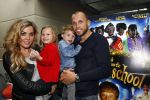Amsterdam 9 oktober 2013
Johnny Heitinga met zijn vrouw Charlotte Sophie en kinderen Jezebel en Lennos voor het sterrenfonds bij pathe de munt.