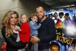 Amsterdam 9 oktober 2013
Johnny Heitinga met zijn vrouw Charlotte Sophie en kinderen Jezebel en Lennos voor het sterrenfonds bij pathe de munt.