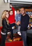 Amsterdam 9 oktober 2013
Johnny Heitinga met zijn vrouw Charlotte Sophie en kinderen Jezebel en Lennos voor het sterrenfonds bij pathe de munt.