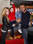 Amsterdam 9 oktober 2013
Johnny Heitinga met zijn vrouw Charlotte Sophie en kinderen Jezebel en Lennos voor het sterrenfonds bij pathe de munt.