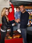 Amsterdam 9 oktober 2013
Johnny Heitinga met zijn vrouw Charlotte Sophie en kinderen Jezebel en Lennos voor het sterrenfonds bij pathe de munt.