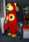 Amsterdam 9 oktober 2013
Johnny Heitinga met zijn vrouw Charlotte Sophie en kinderen Jezebel en Lennos voor het sterrenfonds bij pathe de munt.