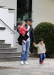 Hamburg 12 september 2013
Khalid Boulahrouz haalt zijn kinderen op bij Sabia en Rafal  v d Vaart en gaat met aupair naar de dierentuin in Hamburg.