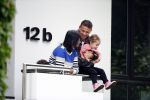 Hamburg 12 september 2013
Khalid Boulahrouz haalt zijn kinderen op bij Sabia en Rafal  v d Vaart en gaat met aupair naar de dierentuin in Hamburg.
