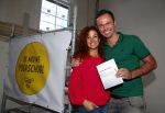 Amsterdam 17 september 2013
Katja Schuurman rijkt het eerst boek uit aan Johan Noorloos