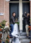 Amsterdam 14 oktober 2013
Leco v Zadelhoff brengt bloemen bij Nikkie Plessen