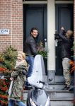 Amsterdam 14 oktober 2013
Leco v Zadelhoff brengt bloemen bij Nikkie Plessen