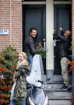 Amsterdam 14 oktober 2013
Leco v Zadelhoff brengt bloemen bij Nikkie Plessen