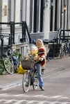 Amsterdam 10 oktober 2013
Chris Zegers met zijn vriendin Marije Braber en hun zoontje Eden op de fiets.