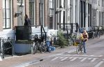 Amsterdam 10 oktober 2013
Chris Zegers met zijn vriendin Marije Braber en hun zoontje Eden op de fiets.