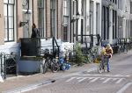 Amsterdam 10 oktober 2013
Chris Zegers met zijn vriendin Marije Braber en hun zoontje Eden op de fiets.