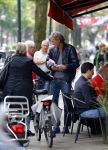 Amsterdam 24 september 2013
Youp van t Hek en Matthijs v Nieuwkerk samen op terras op de cornelis schuytstraat.