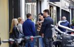 Amsterdam 5 oktober 2013
Frank de Boer met zijn dochters komen Nick Schilder en zijn vriendin  Kirsten tegen op de pc hooftstraat.