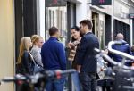 Amsterdam 5 oktober 2013
Frank de Boer met zijn dochters komen Nick Schilder en zijn vriendin  Kirsten tegen op de pc hooftstraat.