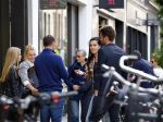 Amsterdam 5 oktober 2013
Frank de Boer met zijn dochters komen Nick Schilder en zijn vriendin  Kirsten tegen op de pc hooftstraat.