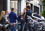 Amsterdam 5 oktober 2013
Frank de Boer met zijn dochters komen Nick Schilder en zijn vriendin  Kirsten tegen op de pc hooftstraat.