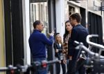 Amsterdam 5 oktober 2013
Frank de Boer met zijn dochters komen Nick Schilder en zijn vriendin  Kirsten tegen op de pc hooftstraat.
