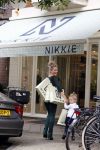 Amsterdam 22 september 2013
Nikkie Plessen en haar dochter Jolie bij de nieuwe winkel van Nikkie op de cornelis schuytstraat.