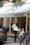 Amsterdam 22 september 2013
Nikkie Plessen en haar dochter Jolie bij de nieuwe winkel van Nikkie op de cornelis schuytstraat.