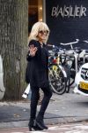 Amsterdam 4 oktober 2013
Patricia Paay koopt een leesbril op de beethovenstraat.