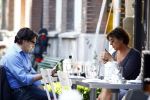Amsterdam 9 september 2013
Pierre Bokma op terras met ......