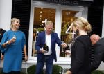 Oosterbeek 14 september 2013
Ronald Koeman op de Skin Cosmetics winkel van zijn vrouw Bartina en ochter Debbie.