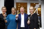 Oosterbeek 14 september 2013
Ronald Koeman op de Skin Cosmetics winkel van zijn vrouw Bartina en ochter Debbie.
