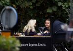 Amsterdam 9 oktober 2013
Suze mens met haar moeder Suze en zus op terras met kinderwagen met daarin haar baby.