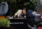 Amsterdam 9 oktober 2013
Suze mens met haar moeder Suze en zus op terras met kinderwagen met daarin haar baby.