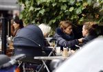Amsterdam 9 oktober 2013
Suze mens met haar moeder Suze en zus op terras met kinderwagen met daarin haar baby.