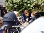 Amsterdam 9 oktober 2013
Suze mens met haar moeder Suze en zus op terras met kinderwagen met daarin haar baby.