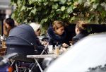 Amsterdam 9 oktober 2013
Suze mens met haar moeder Suze en zus op terras met kinderwagen met daarin haar baby.