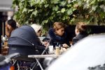 Amsterdam 9 oktober 2013
Suze mens met haar moeder Suze en zus op terras met kinderwagen met daarin haar baby.
