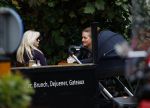Amsterdam 9 oktober 2013
Suze mens met haar moeder Suze en zus op terras met kinderwagen met daarin haar baby.