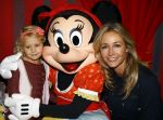 Amsterdam 11 oktober 2013
Premiere Disney live show in de rai.
Wendy v Dijk met dochter Lizzy en vriendinnetjes